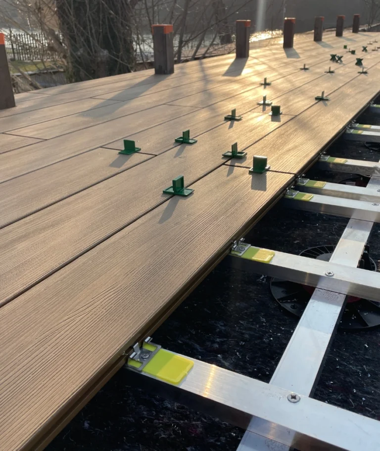 Woody tölgy famintás wpc teraszburkolat alumínium keret szintezőtalp referencia